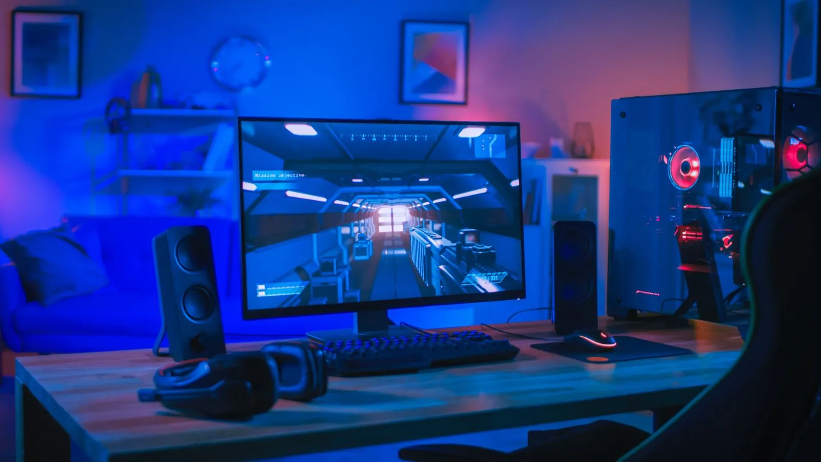 Màn hình gaming tần số quét cao đặt trên bàn làm việc cùng máy tính, tượng trưng cho trải nghiệm chơi game 120Hz mượt mà và tối ưu