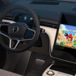 Màn hình giải trí ô tô hiển thị trò chơi Angry Birds trên Android Automotive