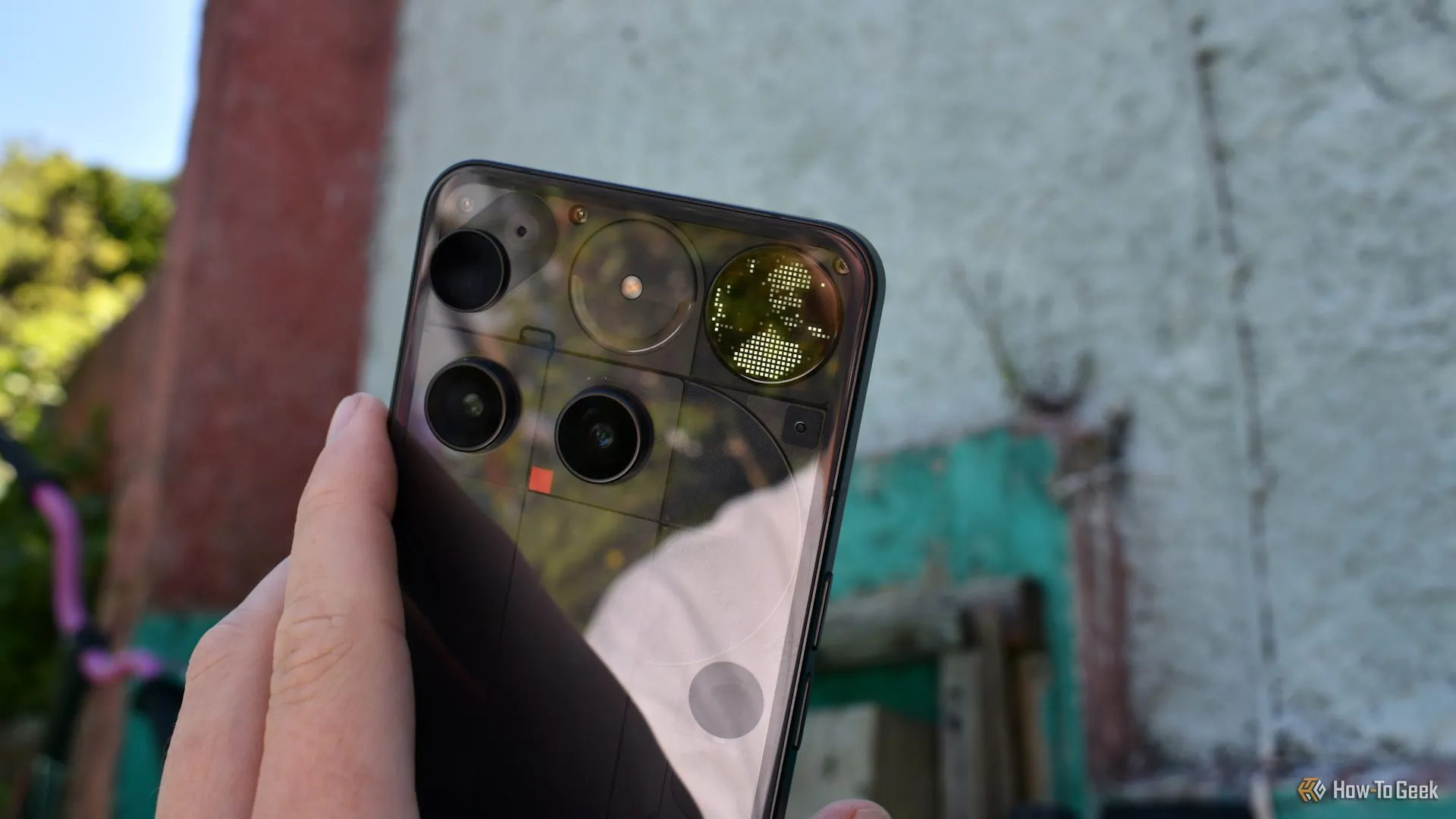 Màn hình Glyph Matrix của Nothing Phone 3 hiển thị khung hình selfie, hỗ trợ người dùng chụp ảnh tự sướng bằng camera sau