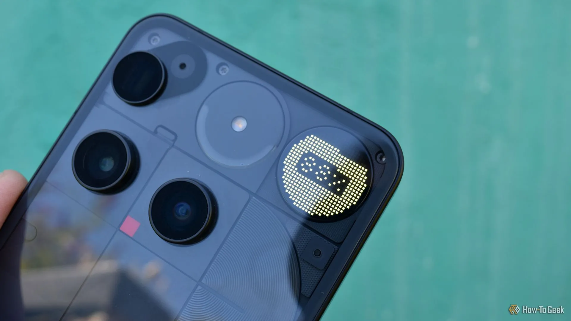 Màn hình Glyph Matrix của Nothing Phone 3 hiển thị phần trăm pin đang sạc, thể hiện tính năng mới của giao diện này