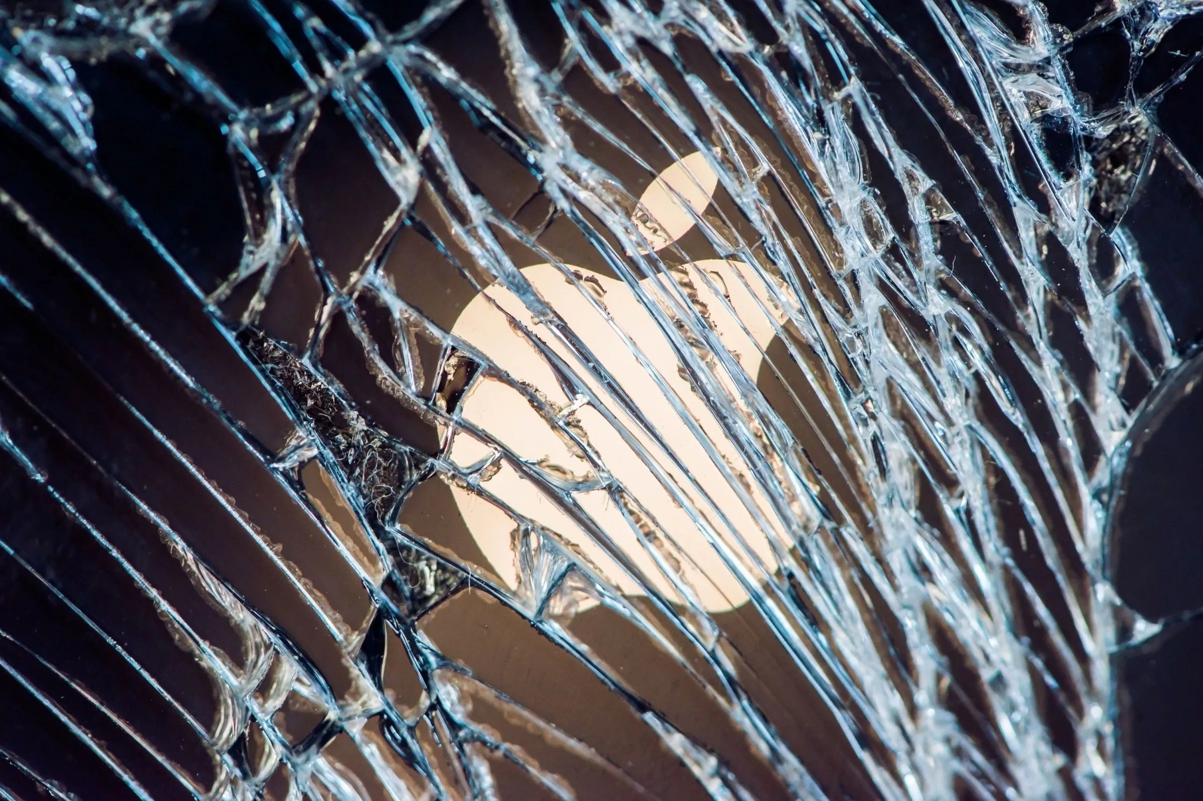 Màn hình iPhone bị nứt vỡ nghiêm trọng cần sửa chữa hoặc thay thế