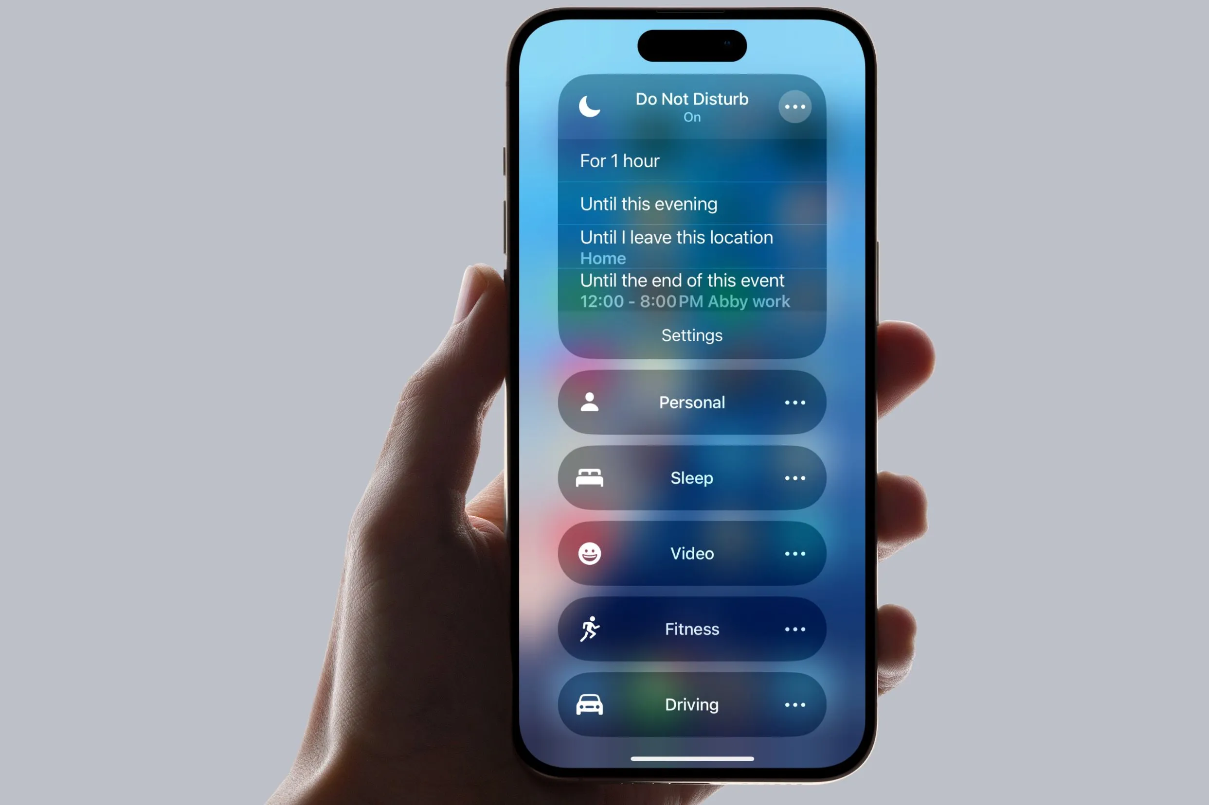 Màn hình iPhone hiển thị các tùy chọn Chế độ tập trung và cài đặt Không làm phiền.