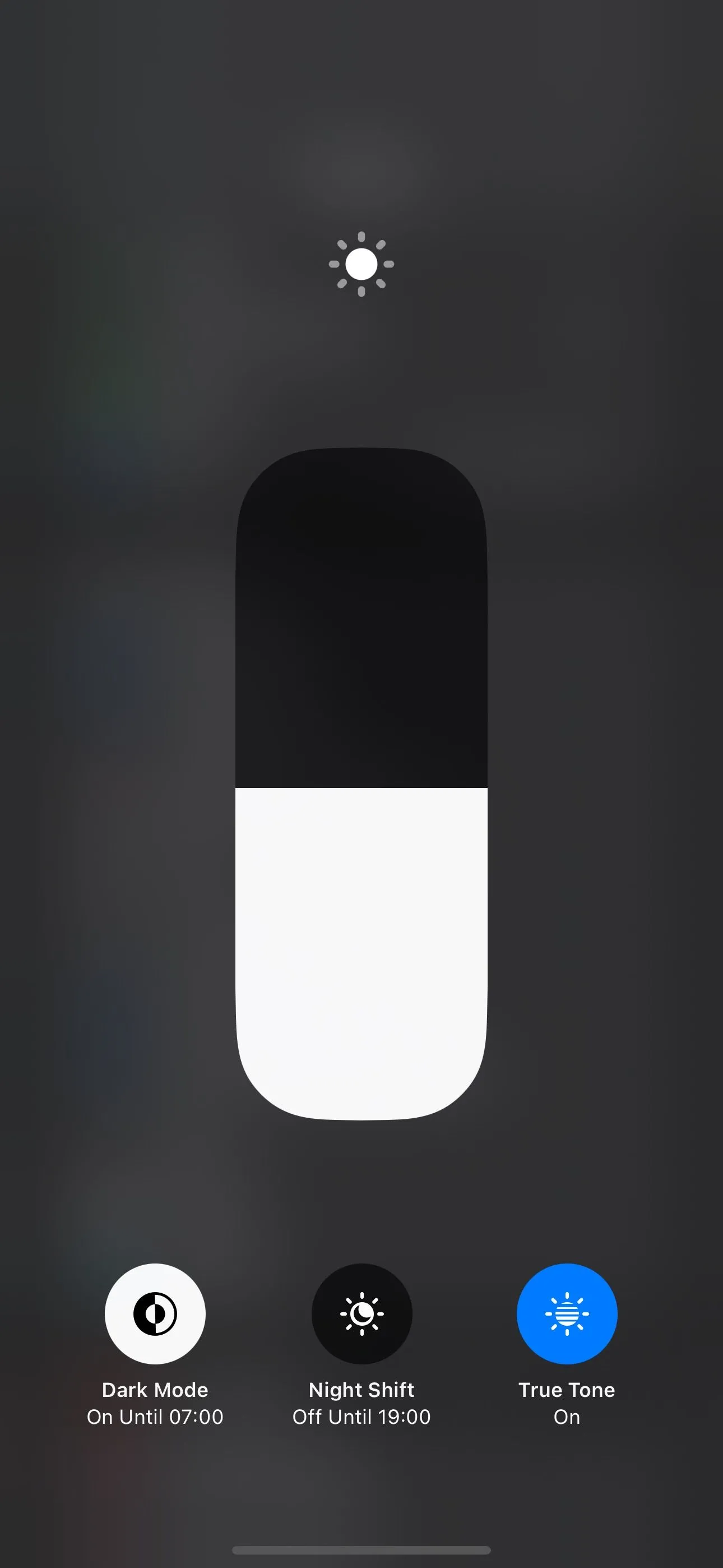 Màn hình iPhone hiển thị Chế độ Tối đã được kích hoạt qua Trung tâm điều khiển.