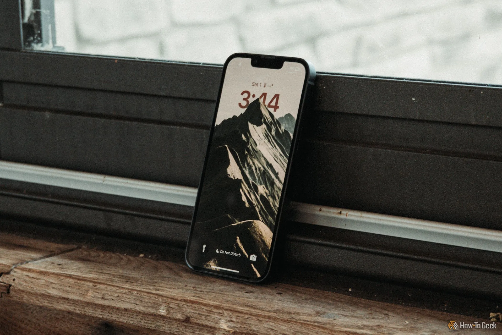 Màn hình khóa của iPhone 16e hiển thị giao diện người dùng iOS