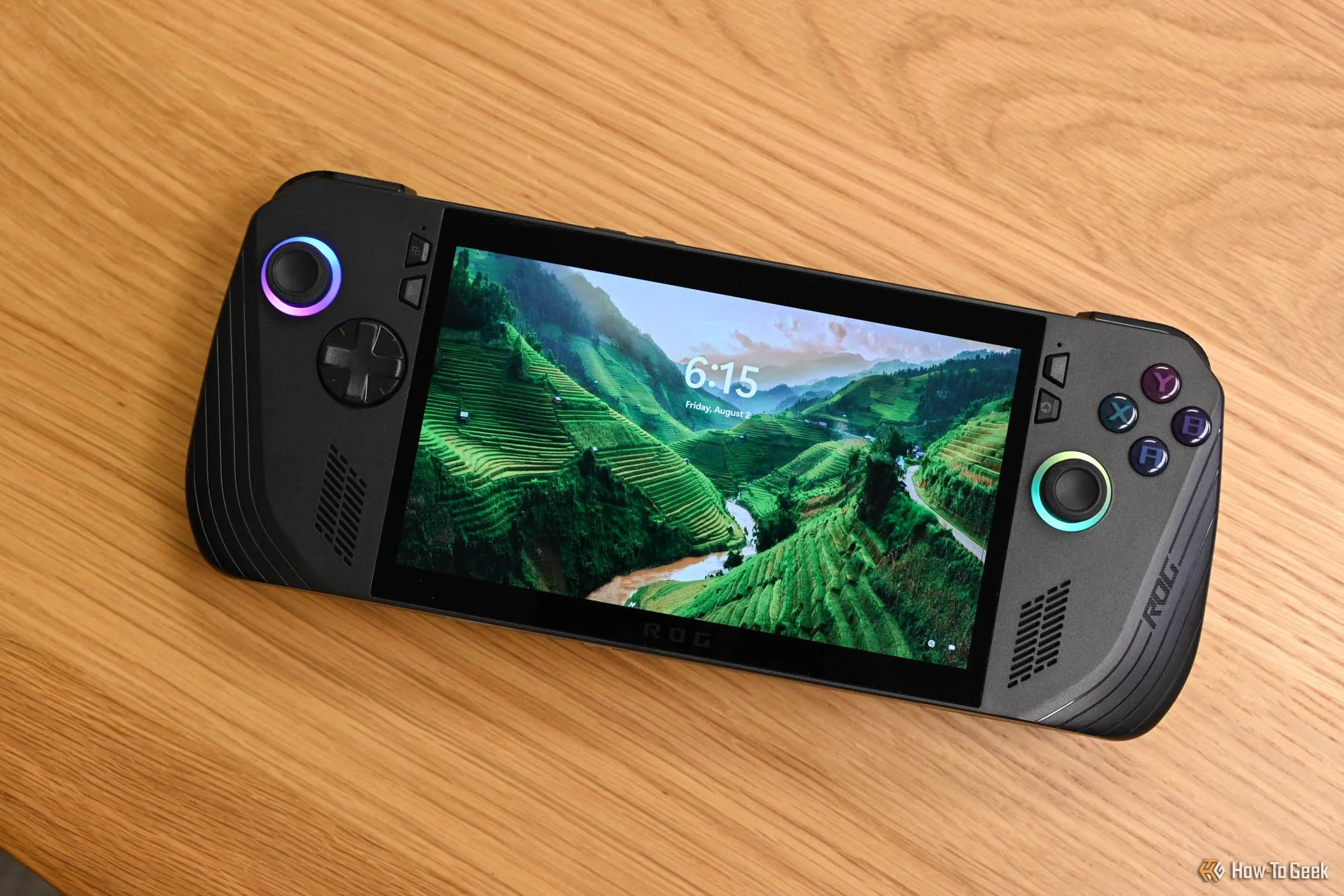 Màn hình khóa của thiết bị chơi game cầm tay Asus ROG Ally X, hiển thị giao diện Windows 11 thân thiện.