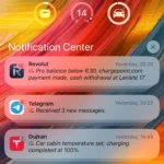 Màn hình khóa iPhone hiển thị tóm tắt thông báo được tạo bởi Apple Intelligence trong iOS 18.3.