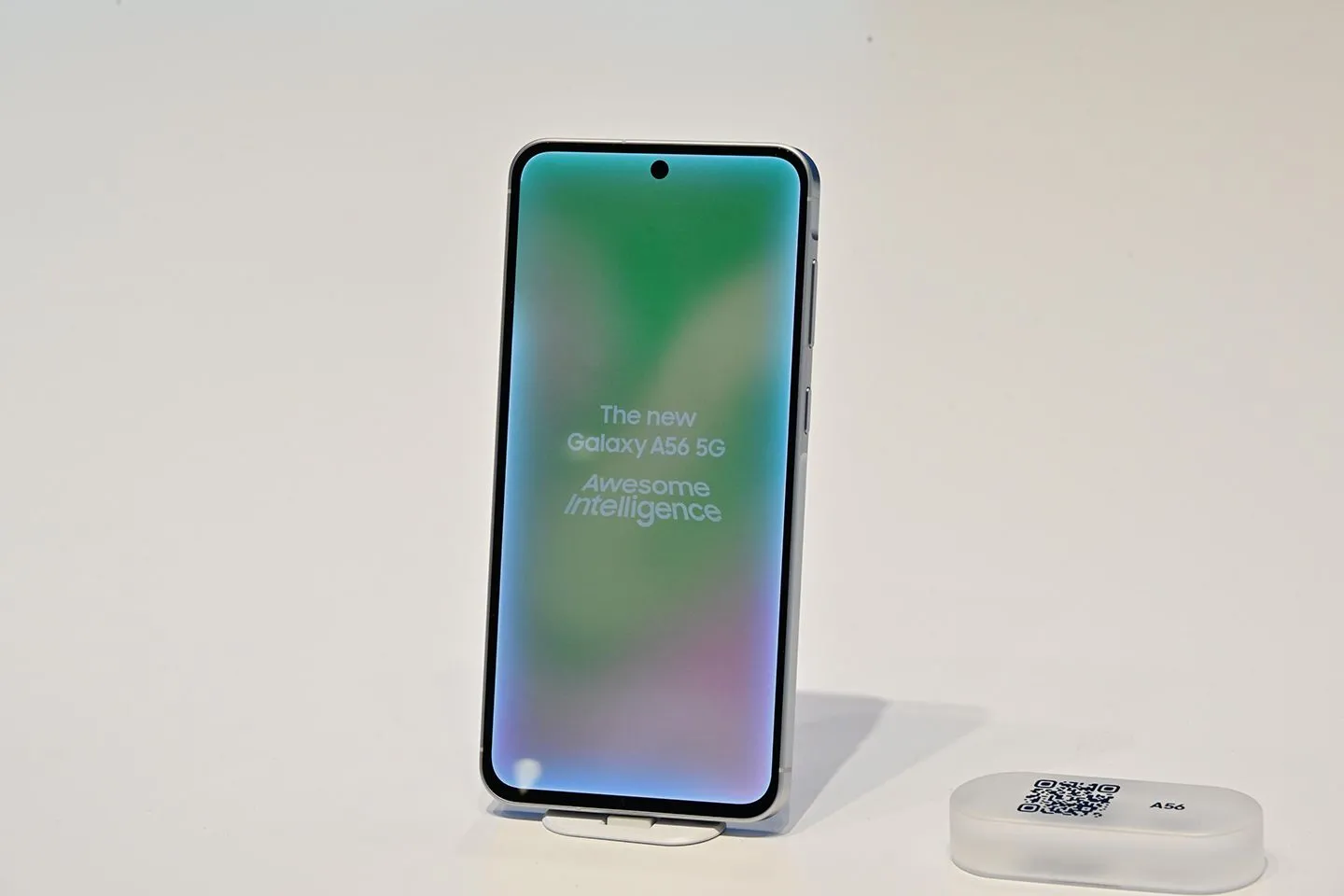 Màn hình lớn sắc nét với viền mỏng ấn tượng của Samsung Galaxy A56.