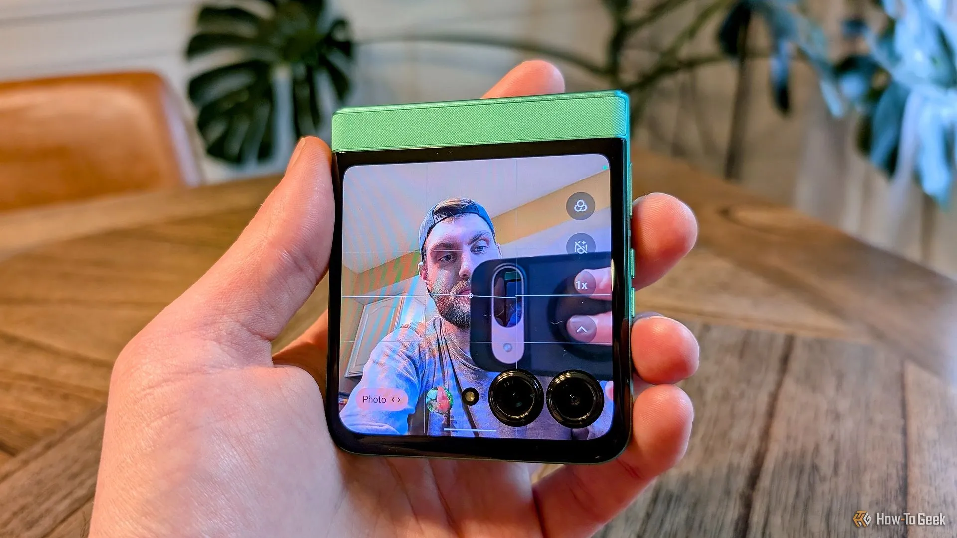Màn hình phụ lớn của Moto Razr 2025 được dùng làm kính ngắm camera selfie tiện lợi