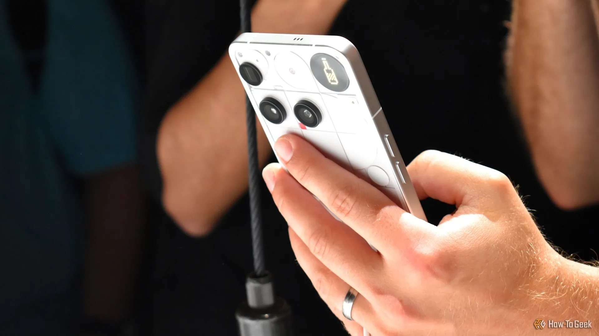 Mặt lưng Nothing Phone 3 màu trắng tại sự kiện ra mắt, thể hiện thiết kế độc đáo của máy