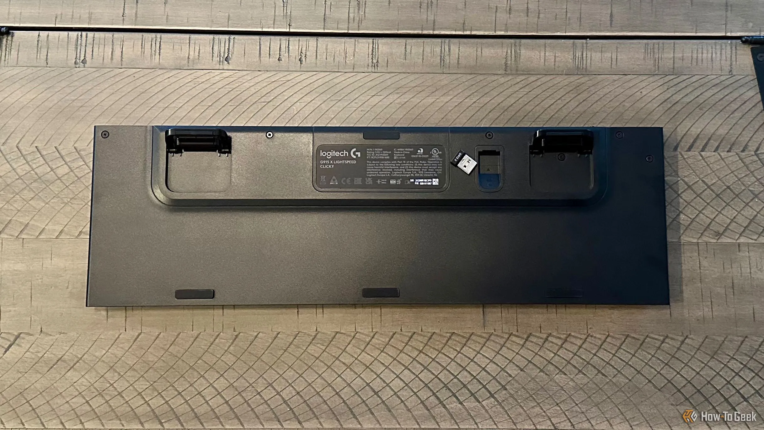 Mặt sau bàn phím Logitech G915 X Lightspeed cho thấy chân đế điều chỉnh và khe lưu trữ USB Lightspeed receiver