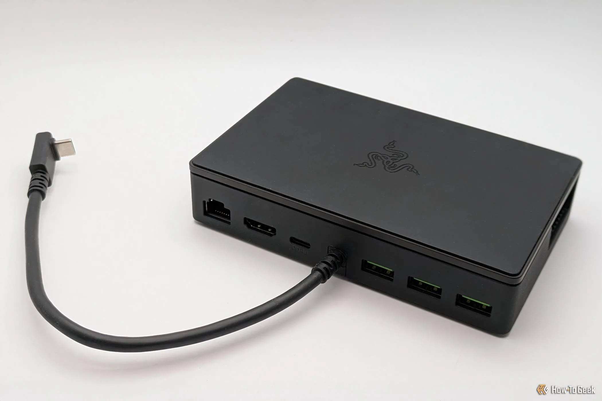 Mặt sau của Razer Handheld Dock Chroma khi gập phẳng, hiển thị các cổng kết nối và dây USB-C tích hợp