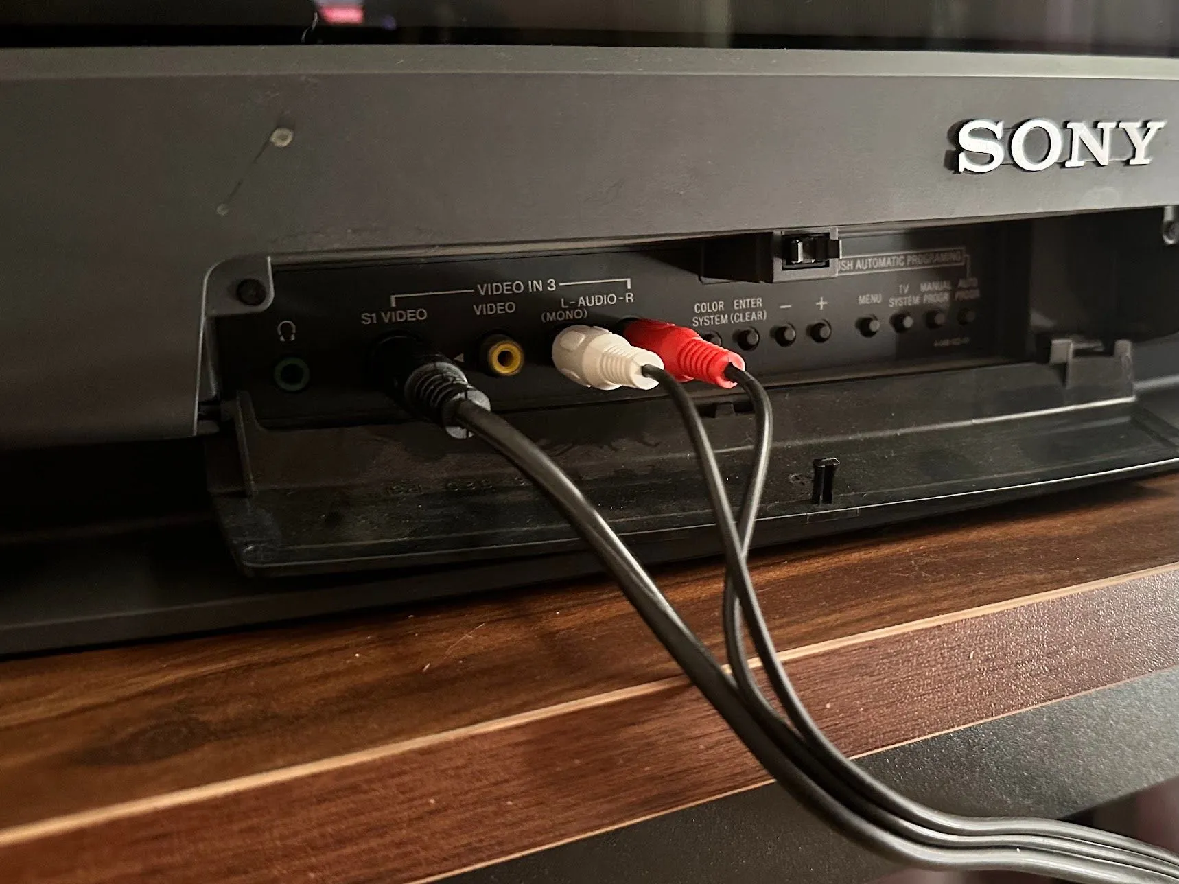 Mặt trước của TV Sony Trinitron hiển thị các cổng input Composite/AV tiện lợi để kết nối console.