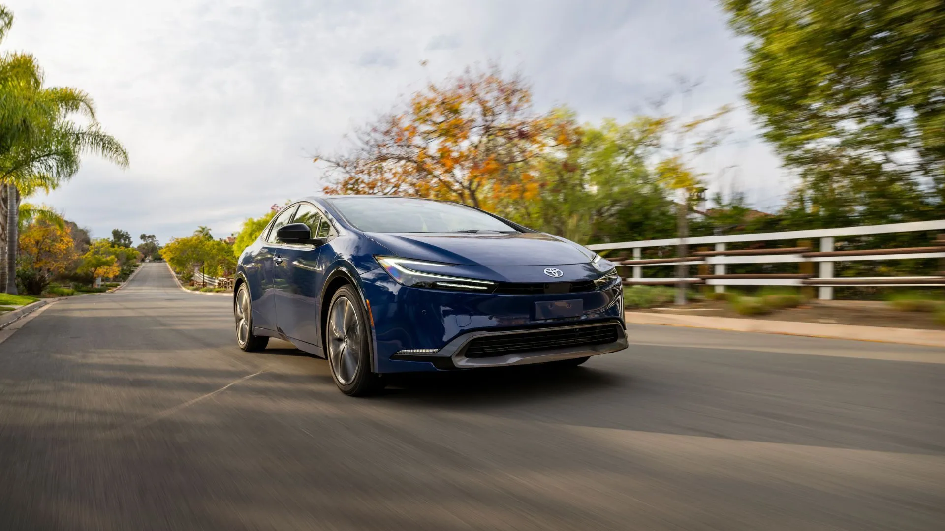 Mẫu xe hybrid Toyota Prius Limited 2025 màu xanh đậm, thiết kế hiện đại, phản ánh sự thành công và nhu cầu tăng cao đối với các dòng xe hybrid của Toyota.