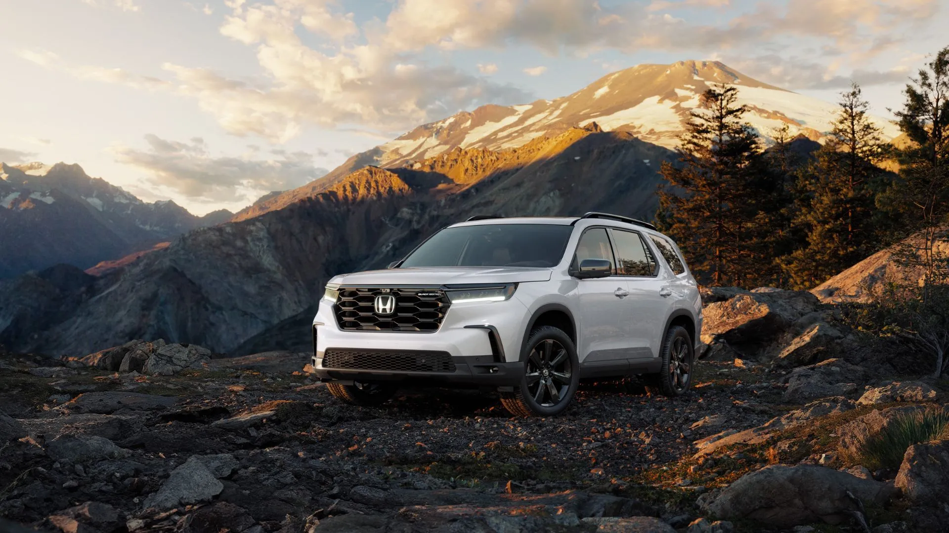 Mẫu xe SUV Honda Pilot Black Edition 2025 màu đen bóng, thể hiện dòng xe bị điều tra bởi NHTSA liên quan đến các vấn đề an toàn.