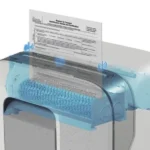 Máy hủy tài liệu đang xử lý một tài liệu thuế để bảo mật thông tin cá nhân.