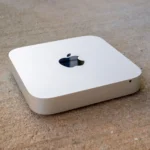 Máy Mac Mini đang đặt trên bề mặt bê tông, minh họa thiết bị Mac có thể bị khóa kích hoạt.