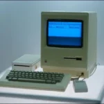 Máy Macintosh đời đầu với màn hình đơn sắc và giao diện đồ họa