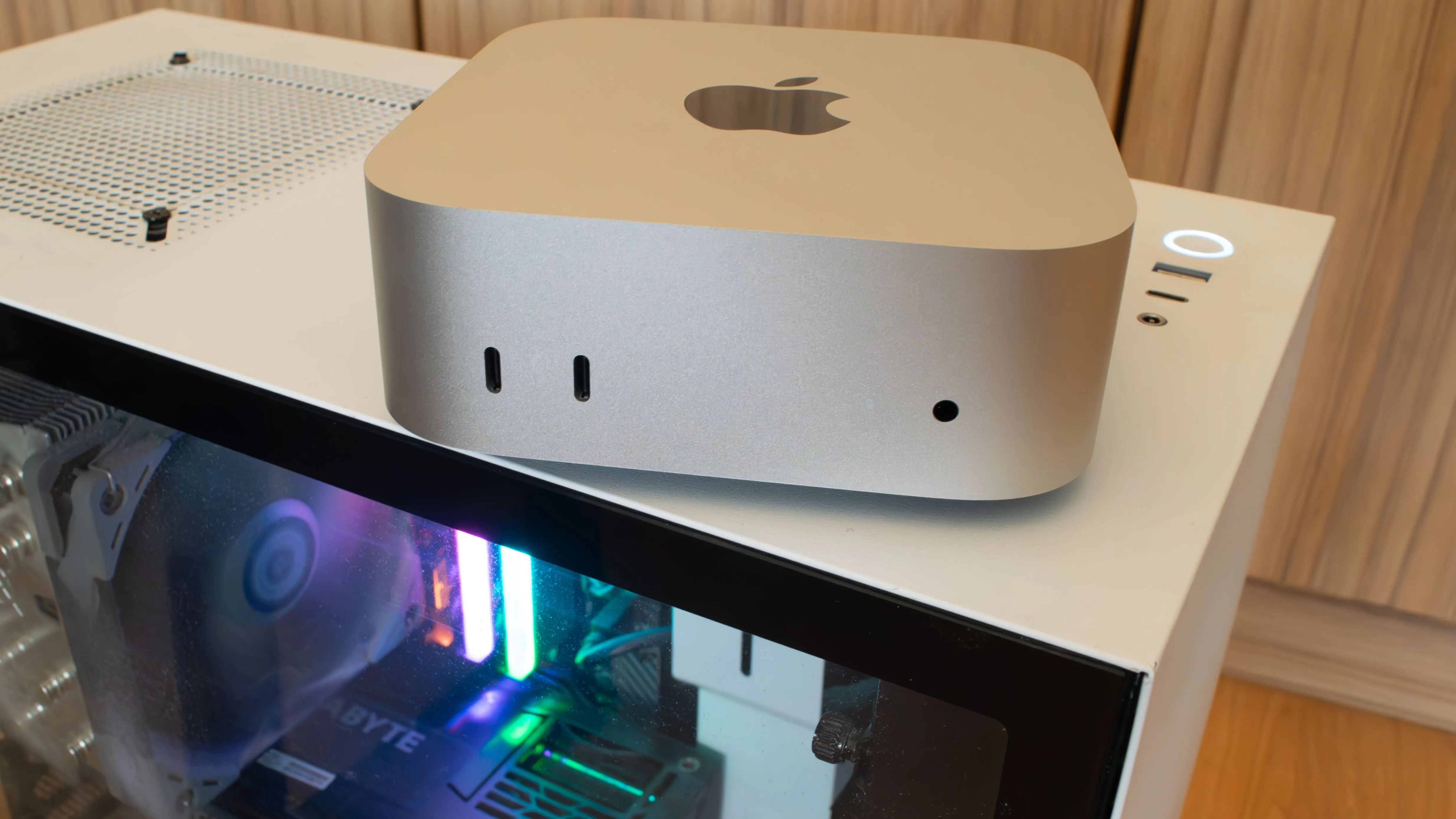 Máy tính Apple Mac Mini dùng chip M4 đặt trên đỉnh một vỏ máy tính PC, thể hiện sự nhỏ gọn và mạnh mẽ của dòng máy này.