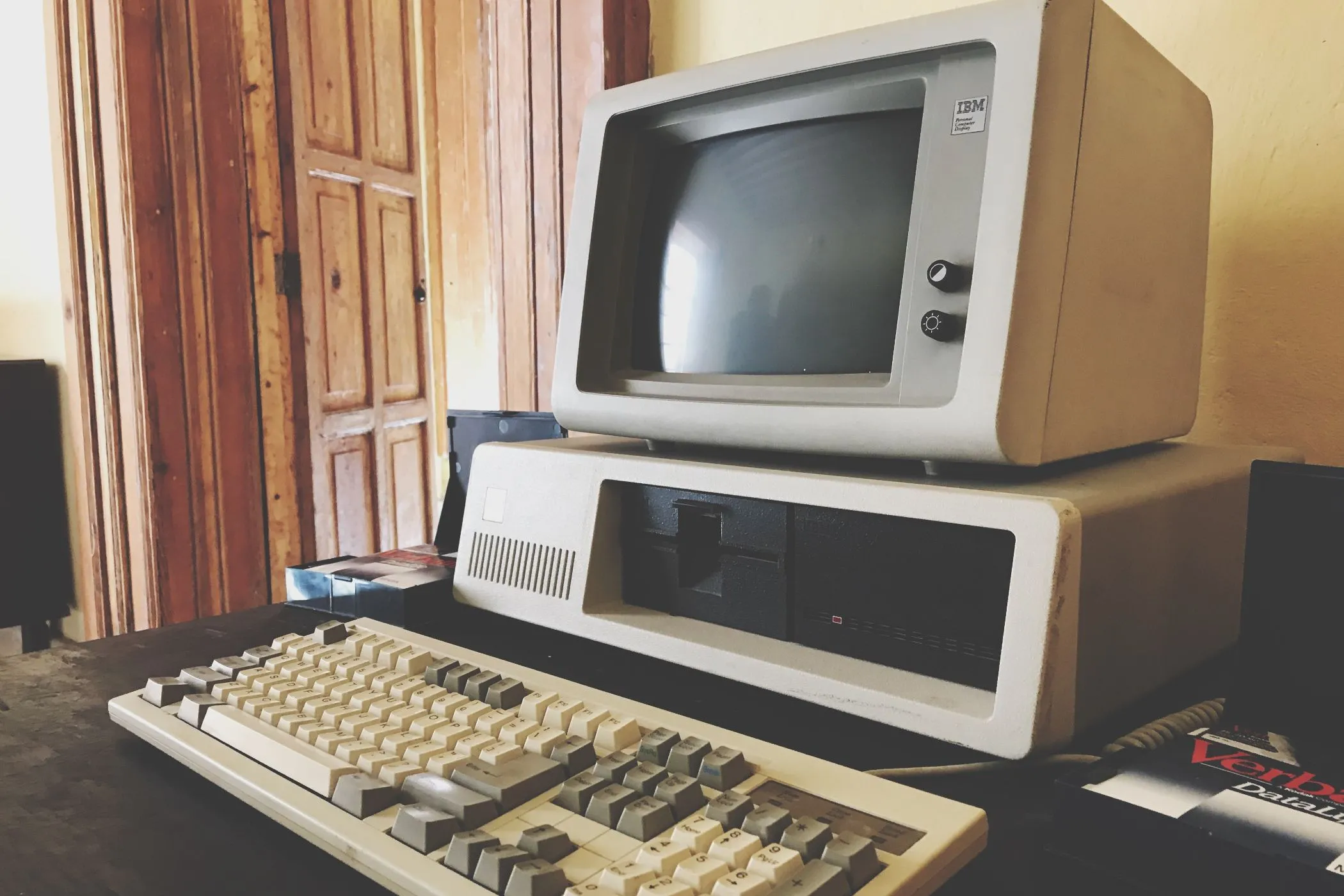 Máy tính cổ điển từ thập niên 80, biểu tượng của kỷ nguyên PC gaming retro.