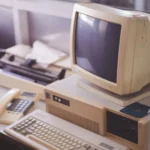 Máy tính cũ và văn phòng lỗi thời, gợi nhớ về thời kỳ khởi đầu của Linux.