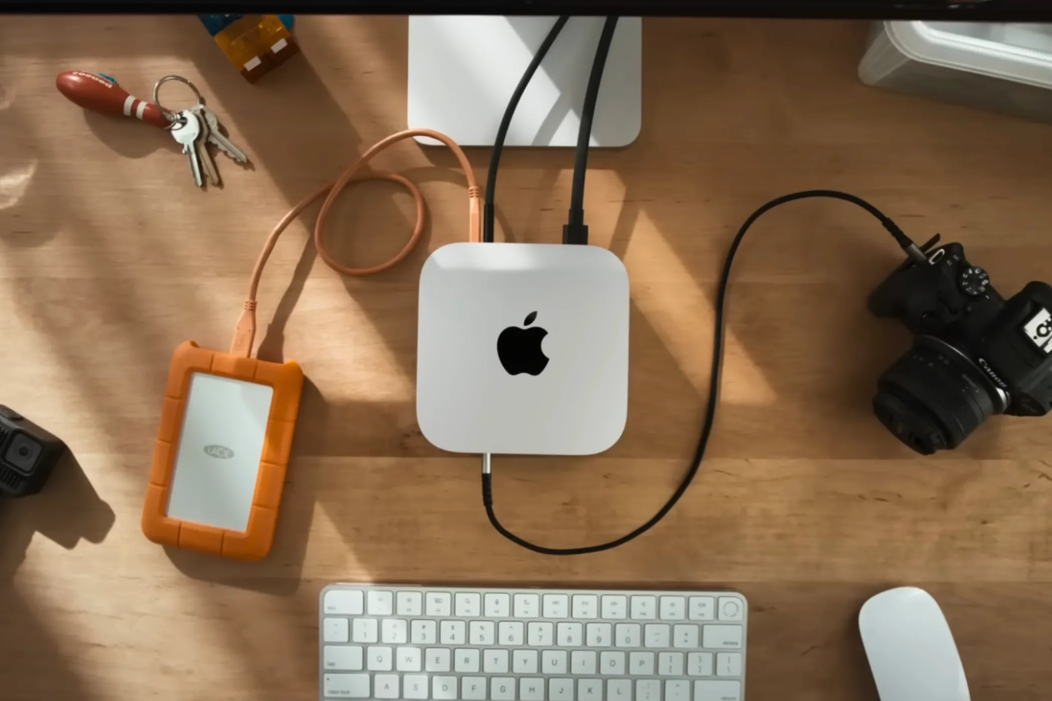 Máy tính Mac mini M4 trên bàn làm việc