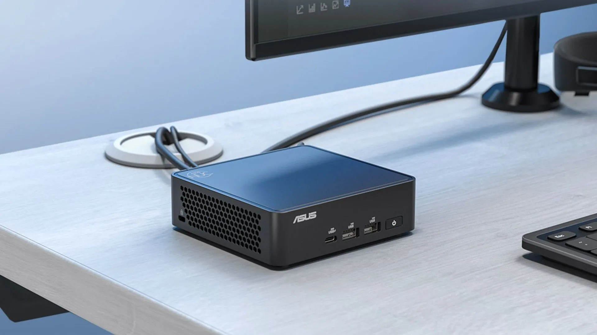 Máy tính Mini PC ASUS NUC 15 Pro kết nối với màn hình, cho thấy khả năng làm việc của một máy tính nhỏ gọn.