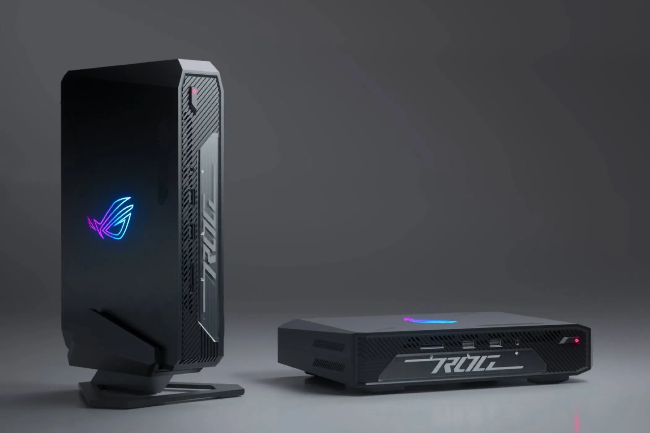 Máy tính Mini PC gaming ASUS ROG NUC 970 màu đen đặt trên bàn làm việc, thể hiện thiết kế nhỏ gọn dành cho game thủ.