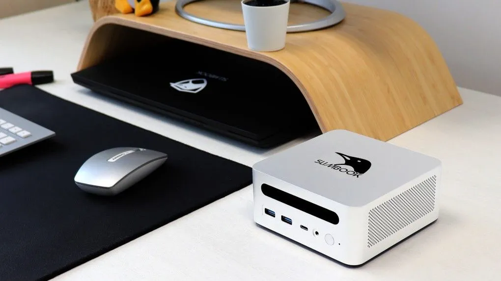 Máy tính Mini PC Slimbook One nhỏ gọn đặt trên bàn làm việc, thể hiện sự tiện lợi cho văn phòng.