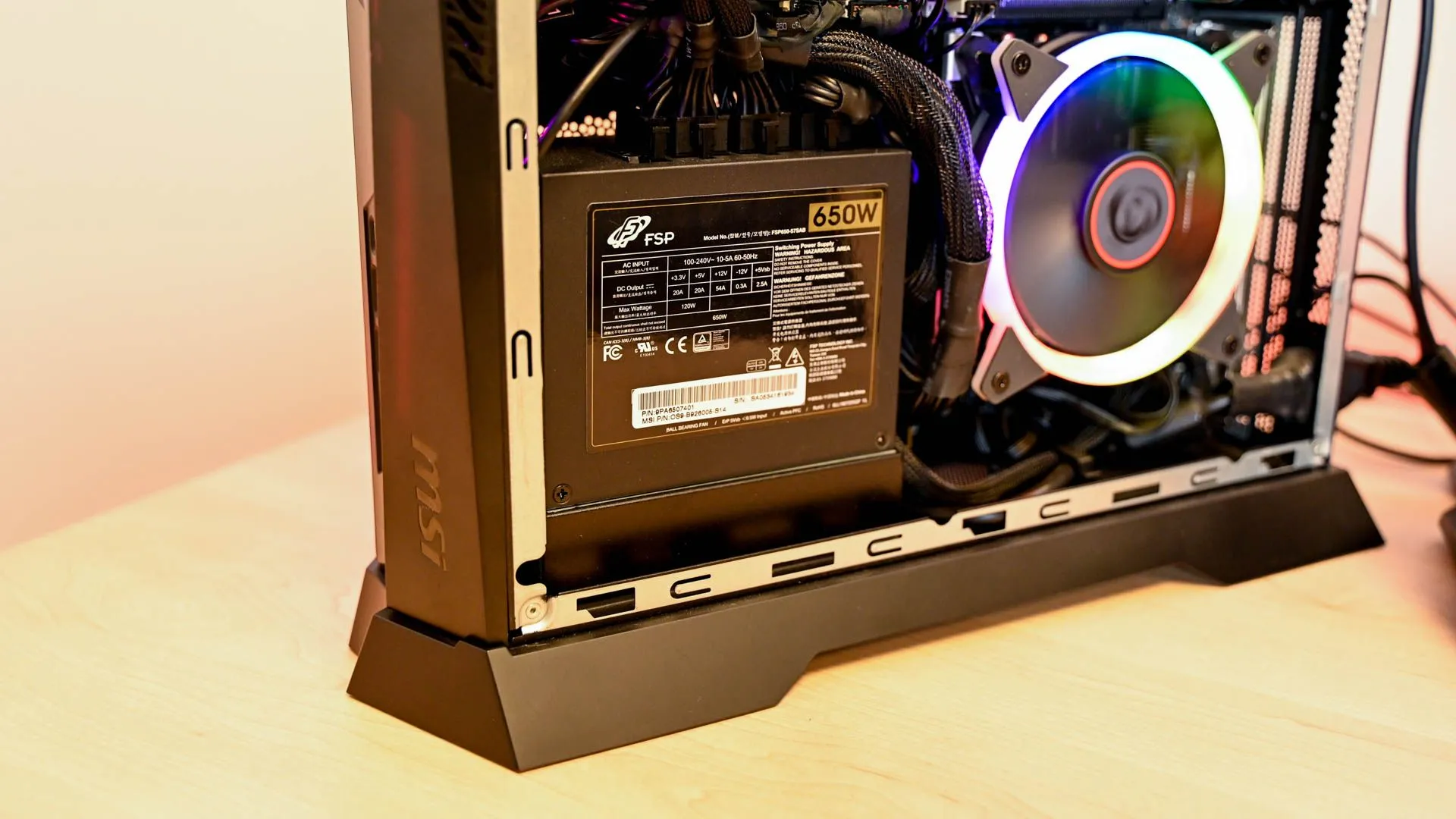 Máy tính MSI Trident với bộ nguồn 650W, minh họa tầm quan trọng của việc chọn PSU phù hợp cho hệ thống gaming.