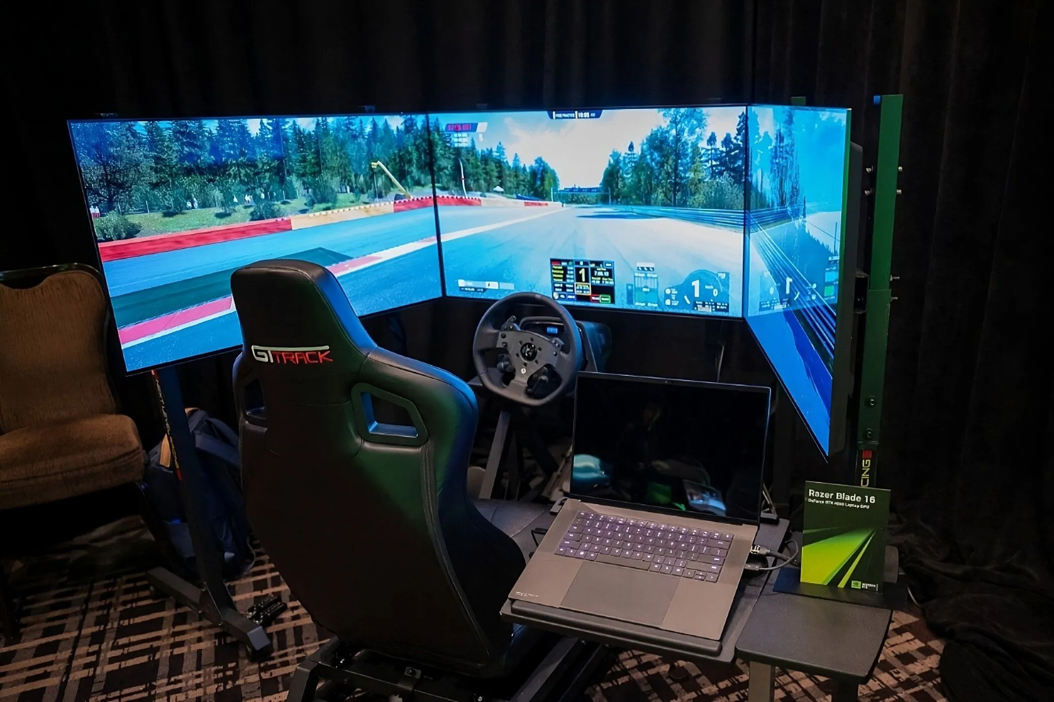 Máy tính Razer Blade 16 trang bị GPU GeForce RTX 4080 đang chạy tựa game mô phỏng đua xe chân thực