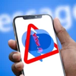 Một bàn tay đang cầm điện thoại hiển thị ứng dụng Google Messages với thông báo mới, minh họa tính năng hủy đăng ký tin nhắn rác.