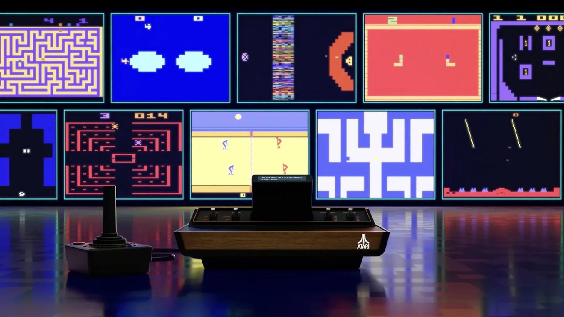 Một chiếc Atari 2600+ và cần điều khiển đặt trước các ảnh chụp màn hình game Atari cổ điển.