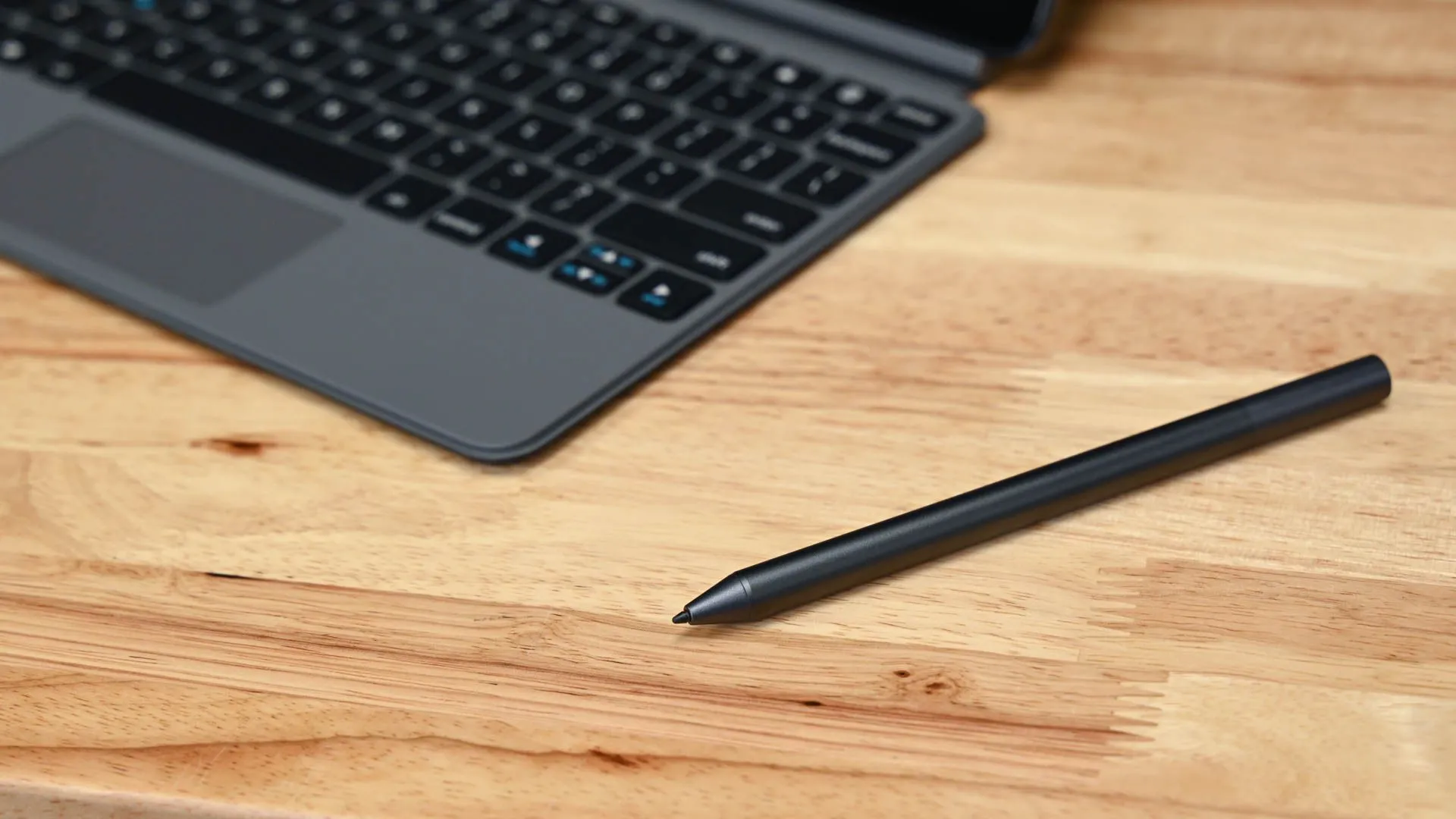 Một chiếc bút cảm ứng Amazon Fire Max 11 Stylus đang đặt trên bề mặt, tượng trưng cho khả năng ghi chú và vẽ tiện lợi trên máy tính bảng.