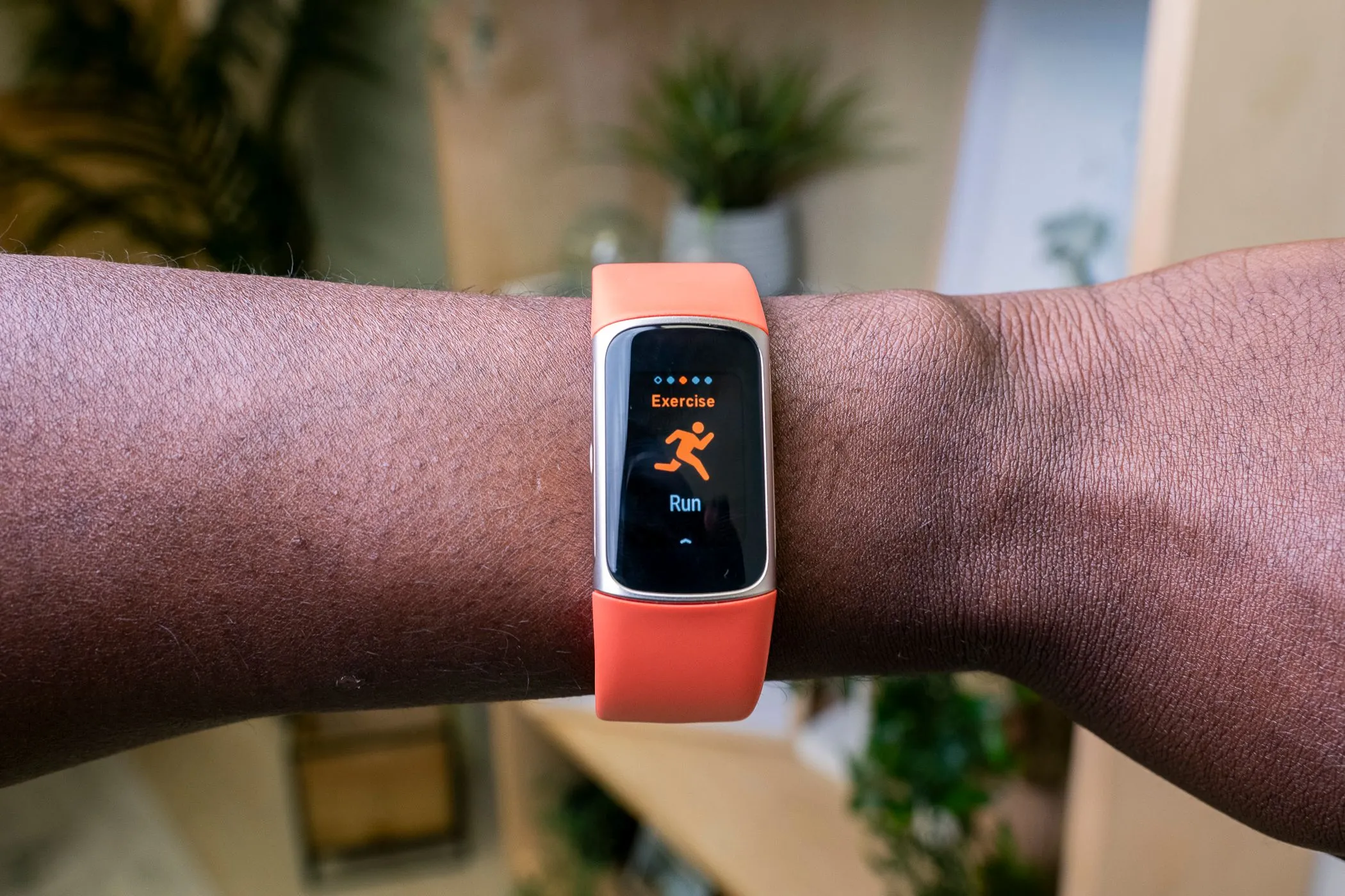 Một chiếc đồng hồ thông minh Fitbit đang sạc trên dock, gợi nhớ về thời hạn di chuyển dữ liệu tài khoản Fitbit sang Google Accounts trước tháng 2/2026.