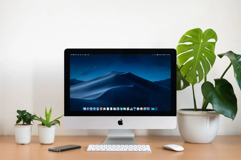 Một chiếc iMac trên bàn làm việc hiện đại.