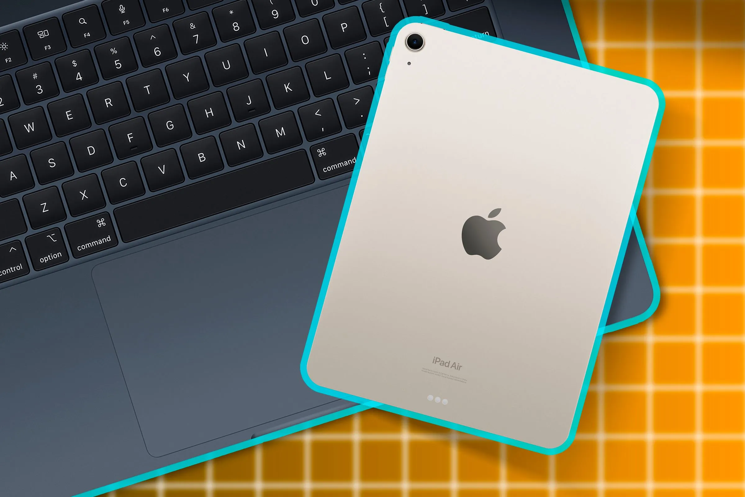 Một chiếc iPad được đặt phía trên bàn phím MacBook, minh họa sự linh hoạt của máy tính bảng so với laptop trong các tư thế làm việc khác nhau.
