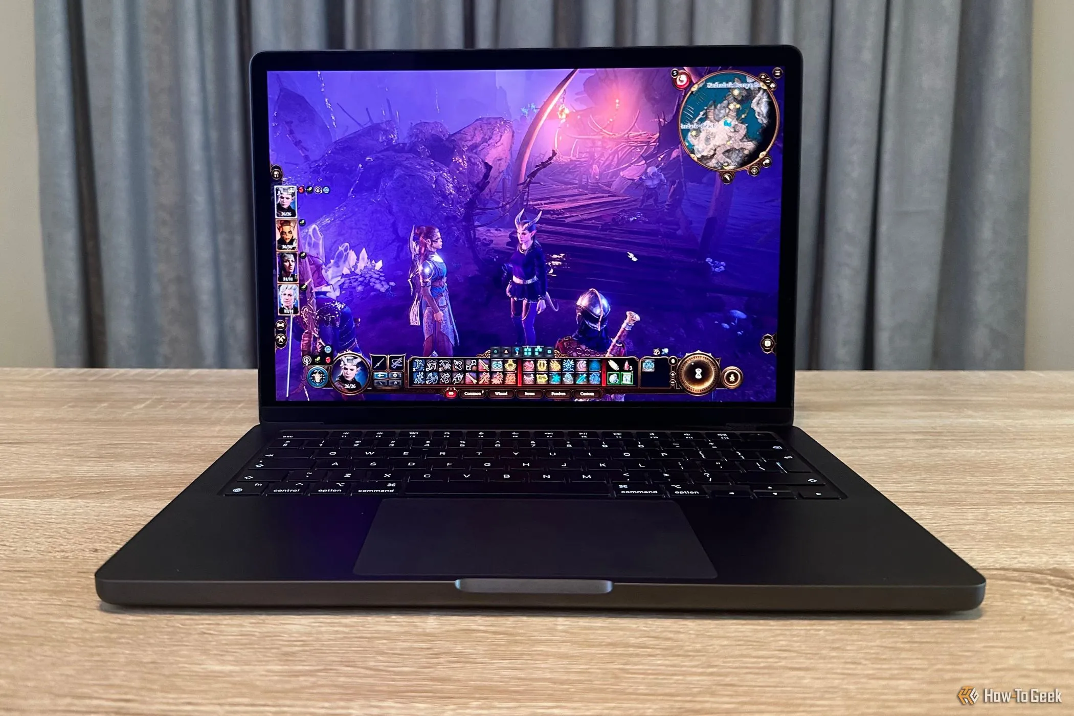 Một chiếc MacBook Pro M4 Pro đang chạy game Baldur's Gate 3 với đồ họa ấn tượng và hiệu suất cao
