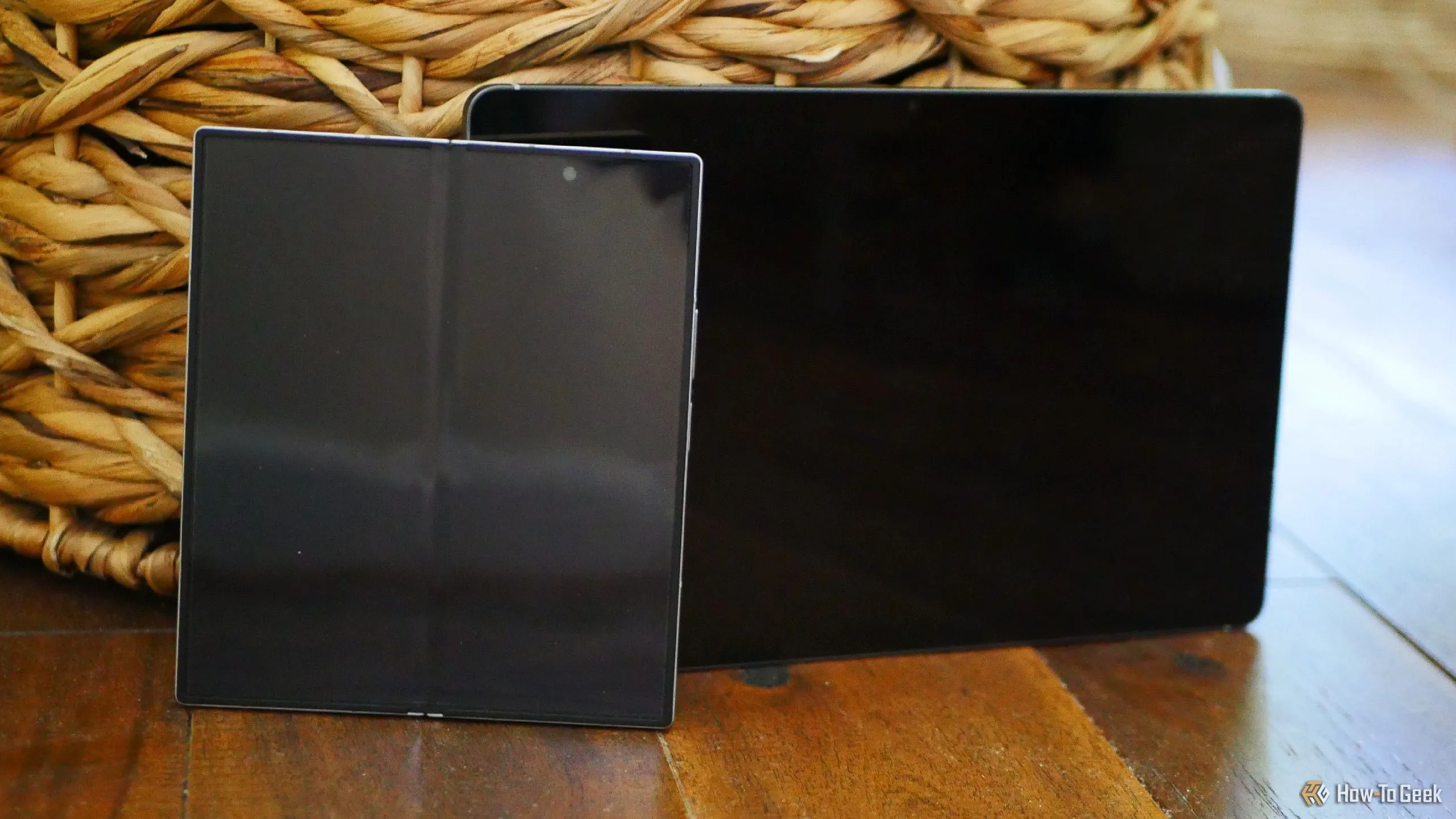 Một chiếc Samsung Galaxy Z Fold 6 đặt trước Galaxy Tab S10 FE