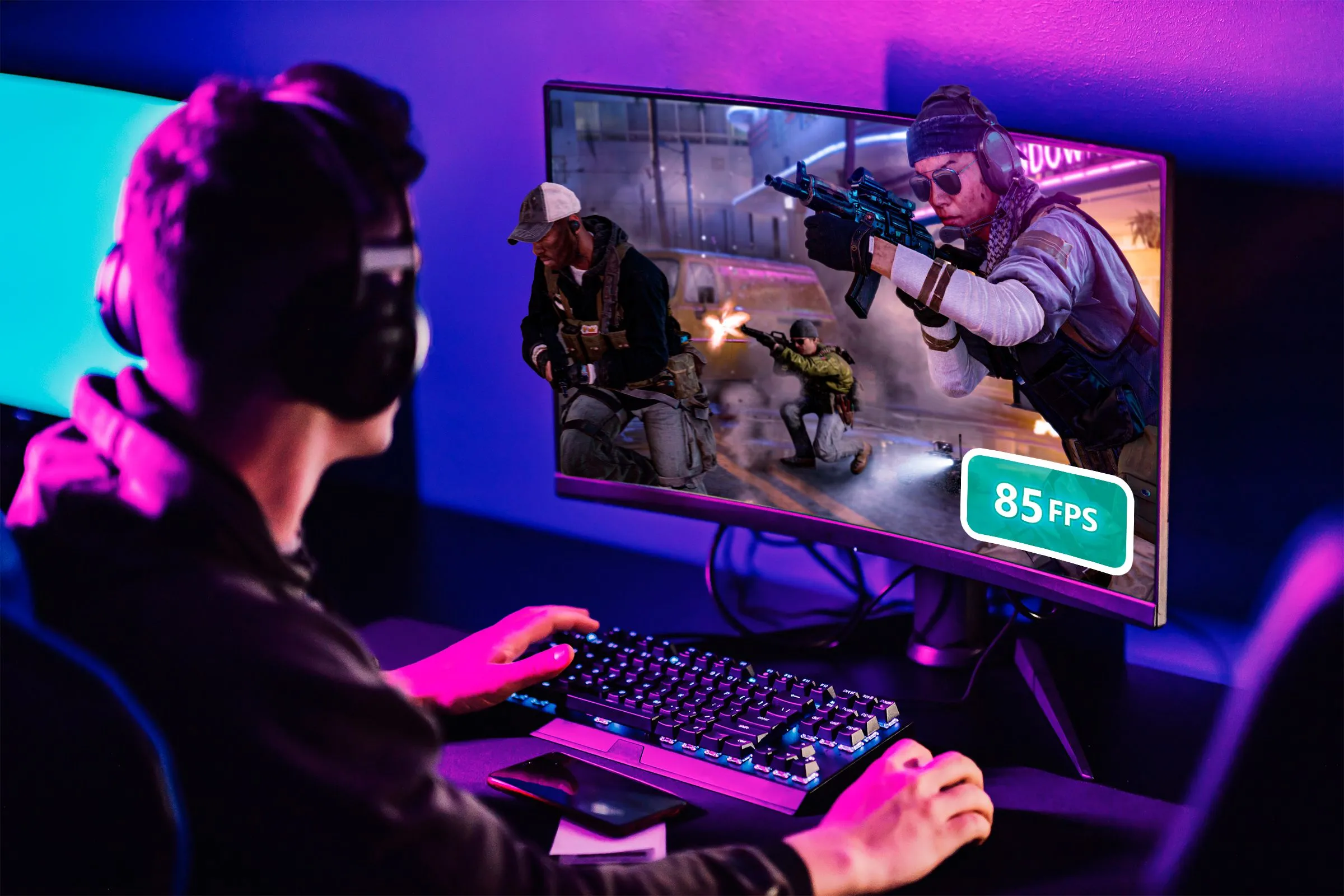 Một game thủ đang chơi trên máy tính cá nhân, màn hình hiển thị chỉ số FPS, minh họa trải nghiệm game ở tần số quét cao.