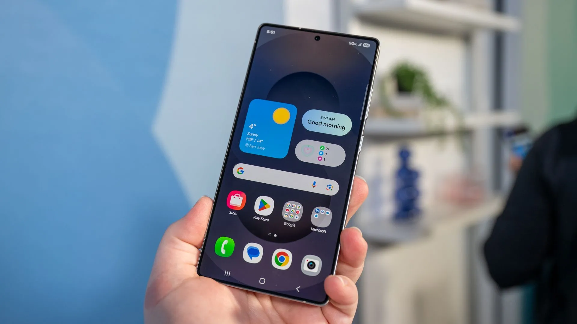 Một người cầm điện thoại Samsung Galaxy S25 Ultra trên tay và nhìn vào màn hình.