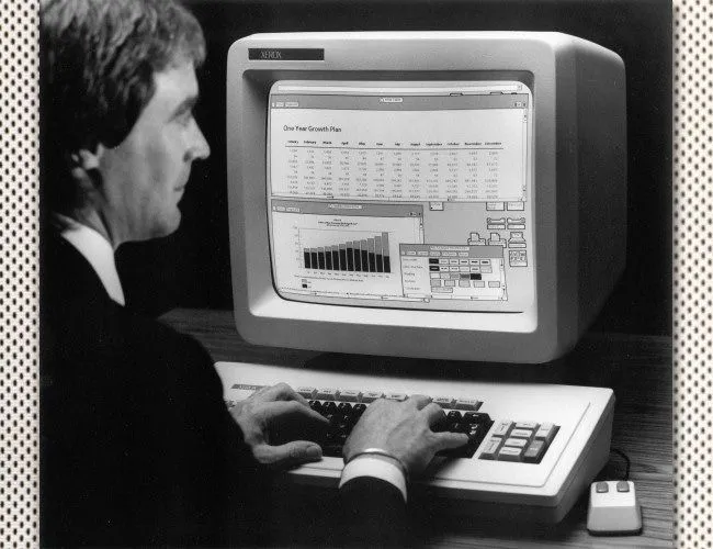 Một người đàn ông đang sử dụng máy tính Xerox Star 8010, một trong những hệ thống thương mại đầu tiên có giao diện người dùng đồ họa (GUI).