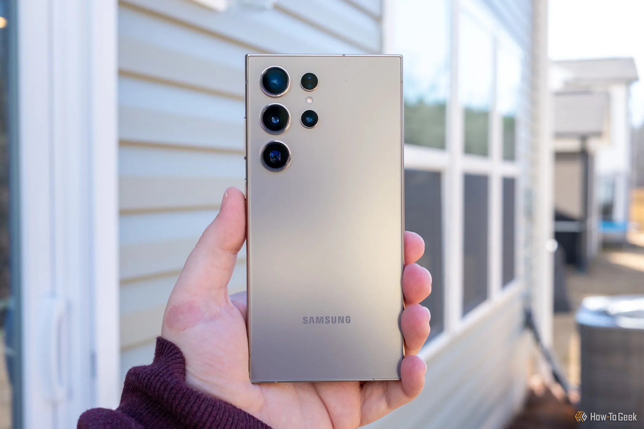 Một người đang cầm điện thoại Samsung Galaxy S24 Ultra hiển thị mặt sau