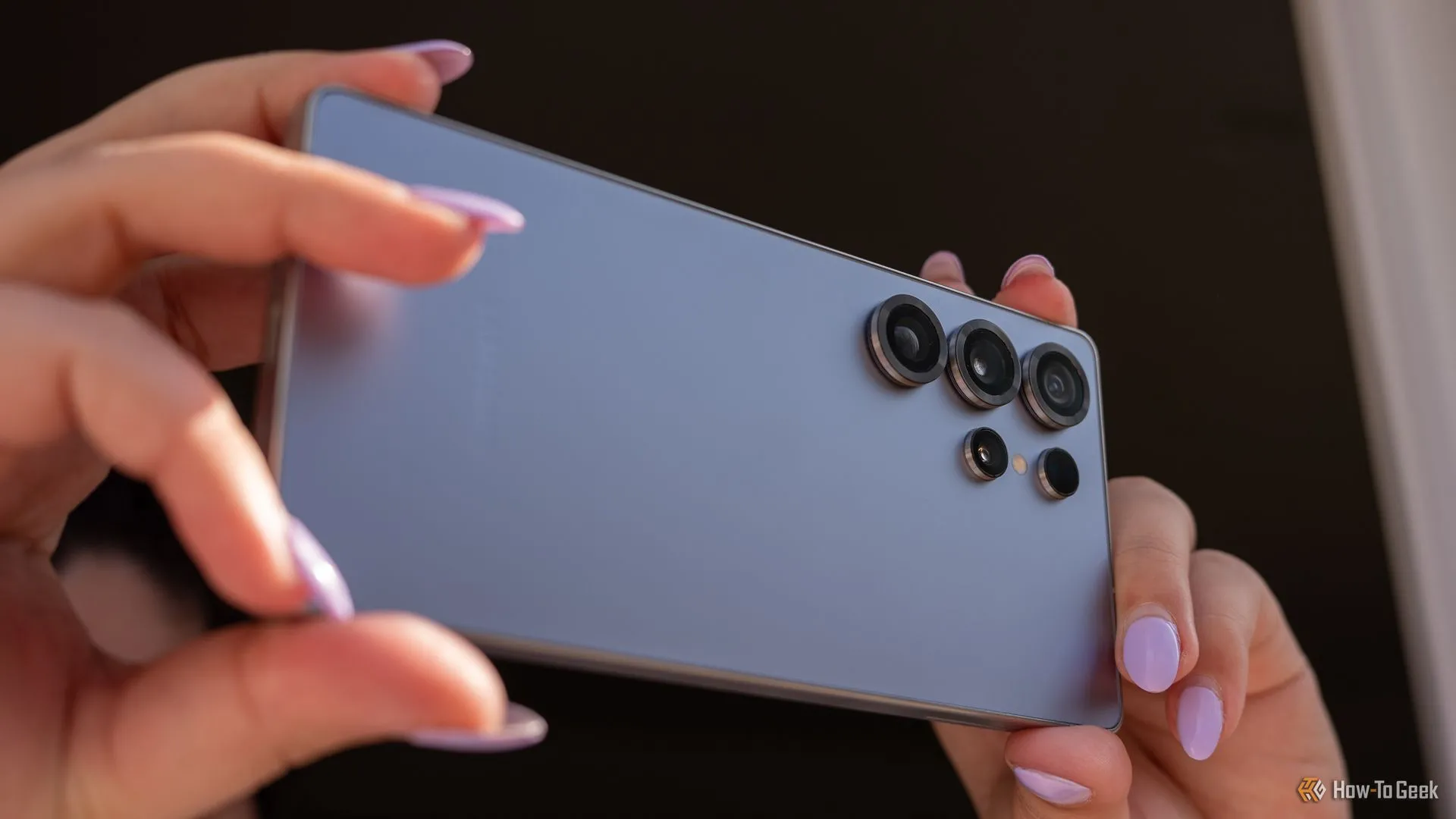 Một người đang chụp ảnh bằng camera sau của điện thoại Samsung Galaxy S25 Ultra.