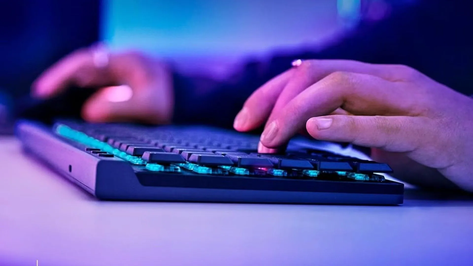 Một người đang gõ trên bàn phím Logitech G515 Lightspeed TKL