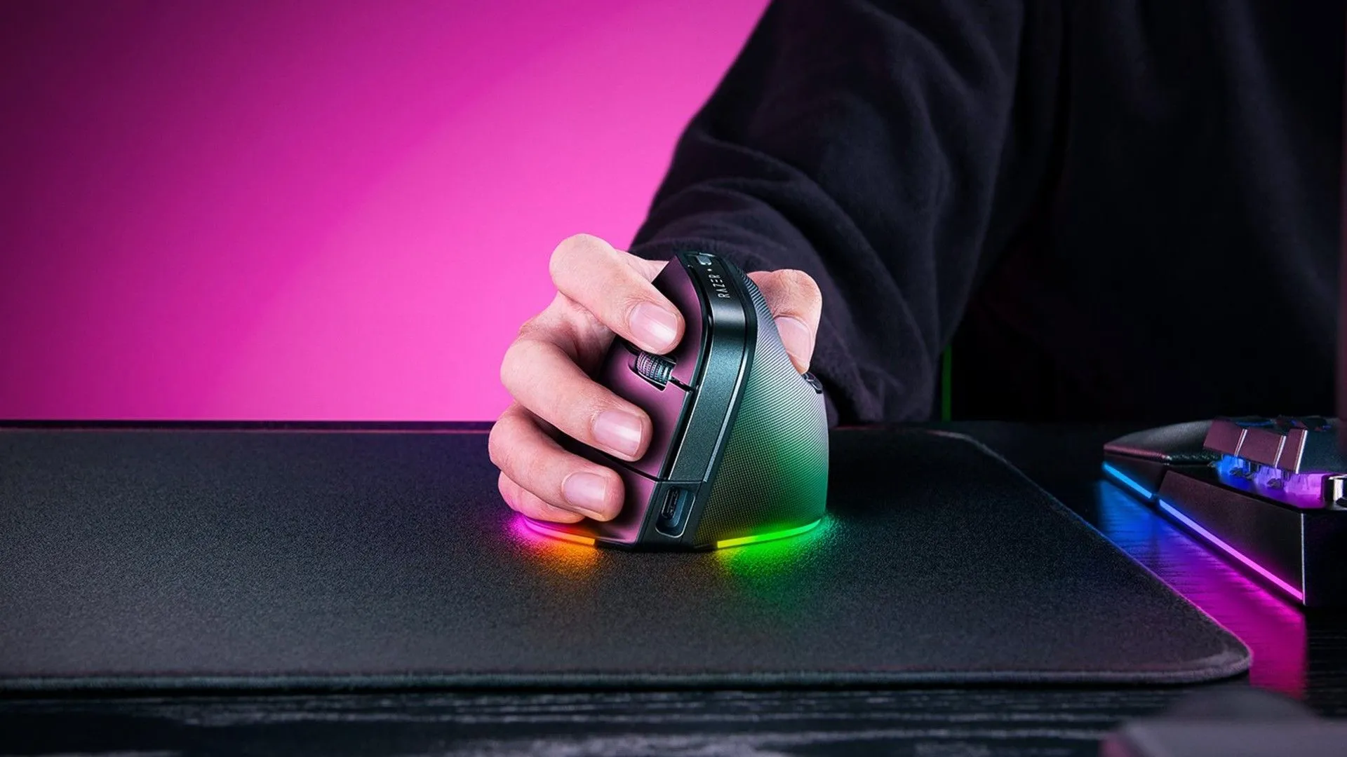 Một người đang sử dụng chuột Razer Pro Click V2 Vertical Edition