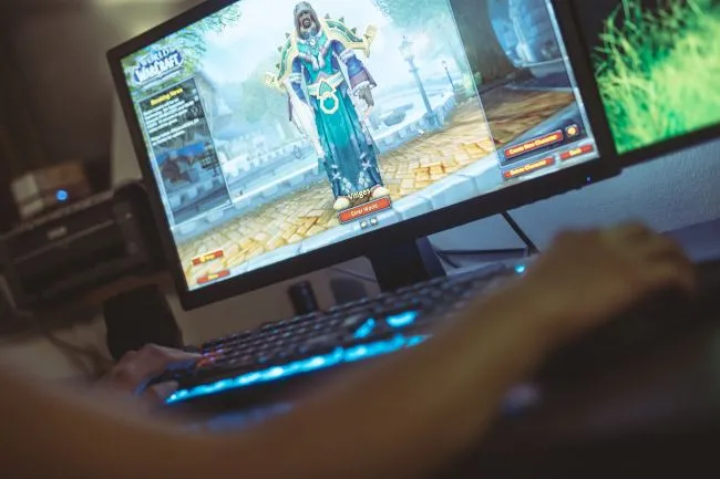 Một người phụ nữ đang chơi World of Warcraft trên máy tính để bàn