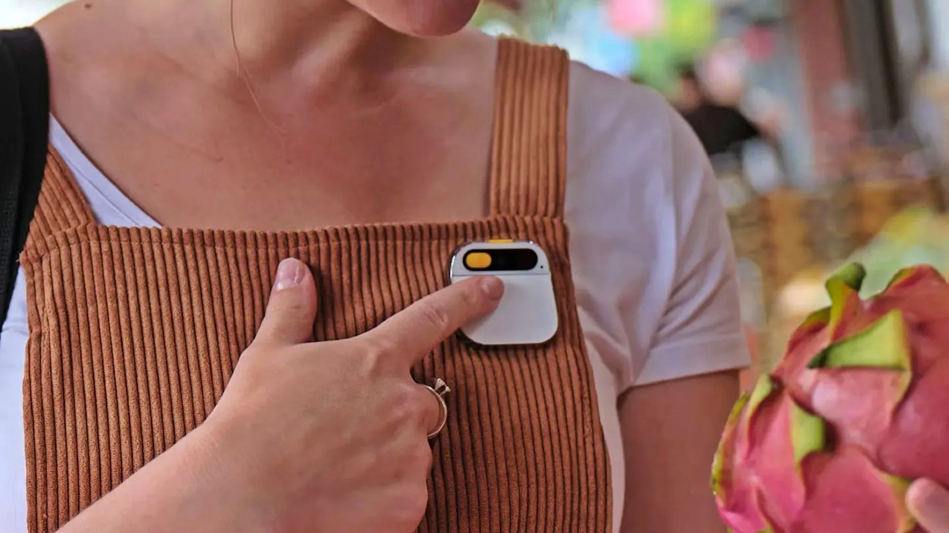 Một phụ nữ đeo thiết bị Humane AI Pin trên ve áo