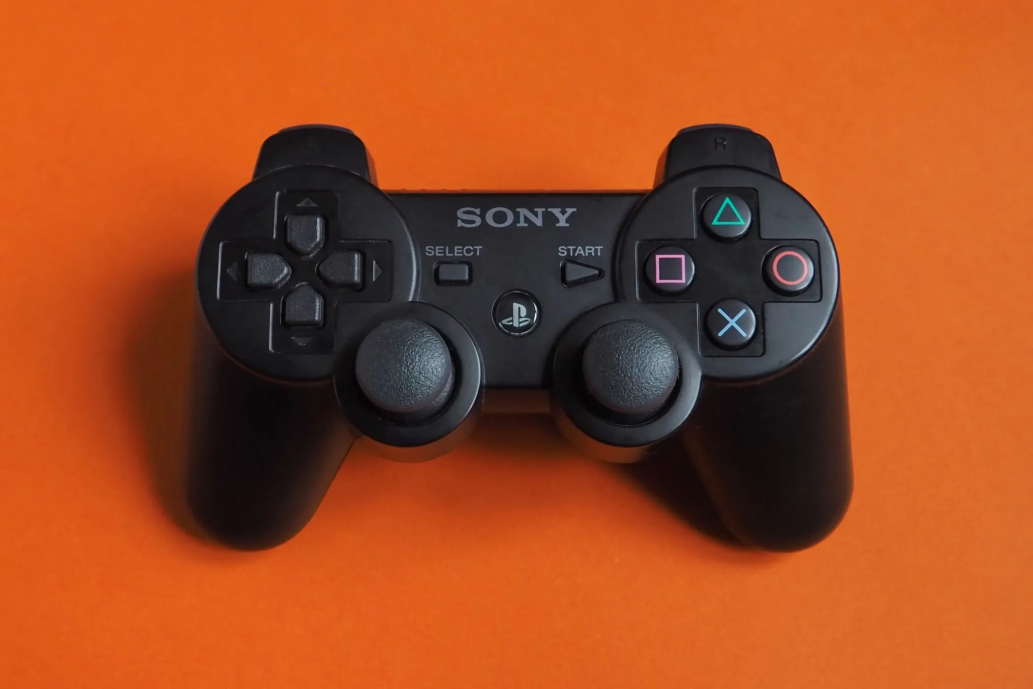 Một tay cầm DualShock 2 của Sony PlayStation 2, biểu tượng của kỷ nguyên chơi game huyền thoại