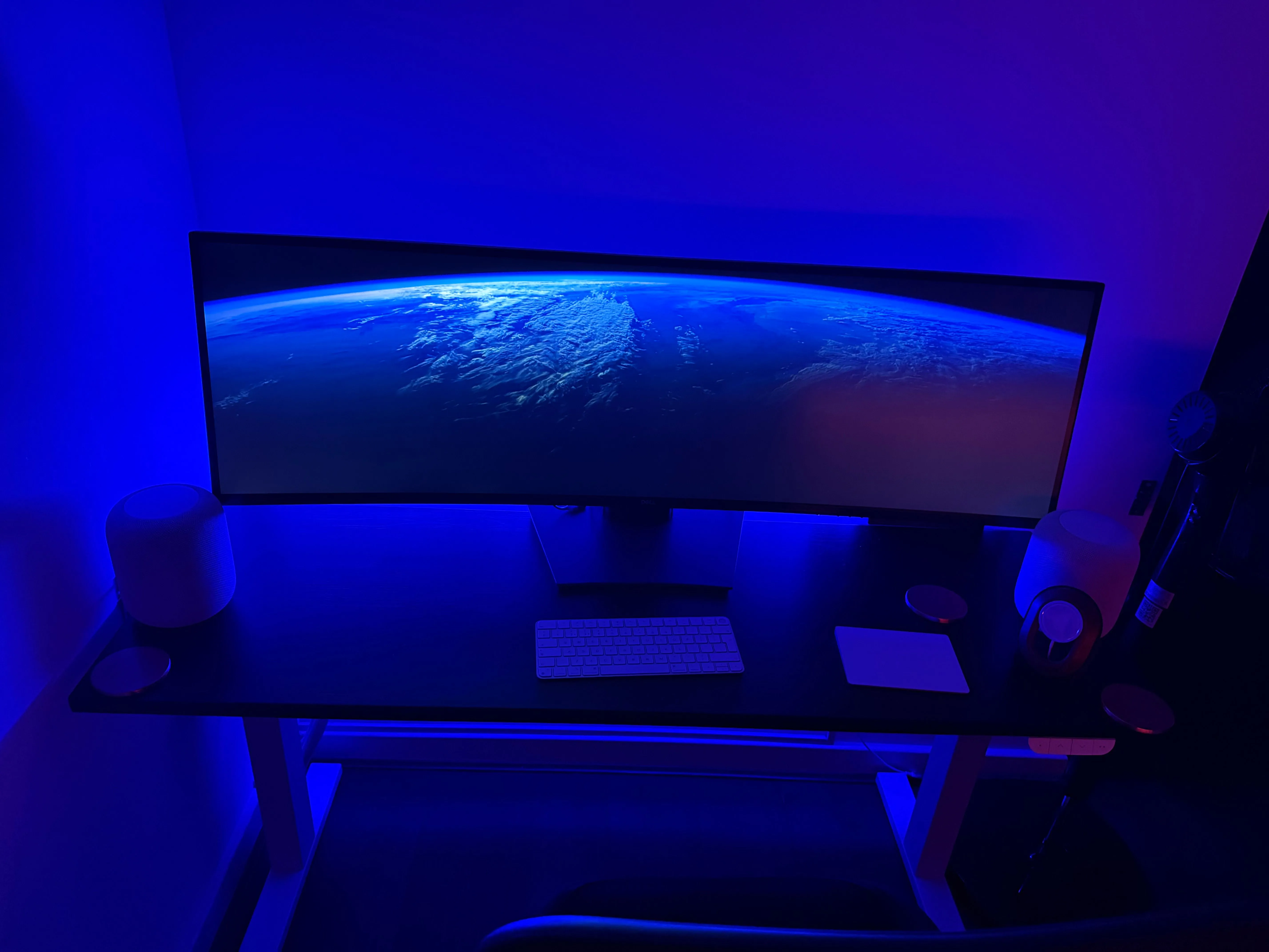 Một văn phòng làm việc tại nhà với dải đèn Philips Hue ở phía sau bàn làm việc tạo vẻ hiện đại, mát mẻ màu xanh dương.