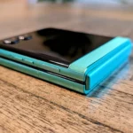 Moto Razr 2025 gập gọn gàng, thể hiện thiết kế bền bỉ và di động